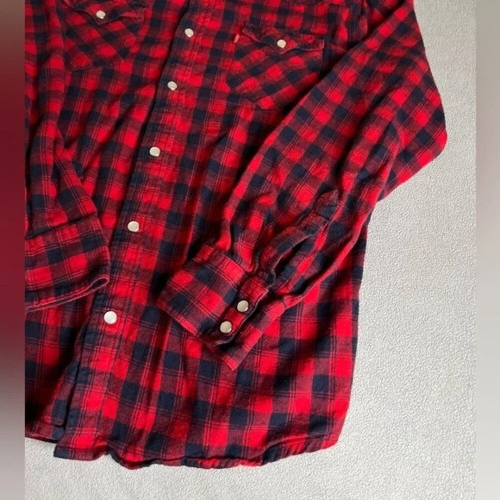 Men's Levi's Red and Black Plaid Flannel Button-up Shirt Size Medium